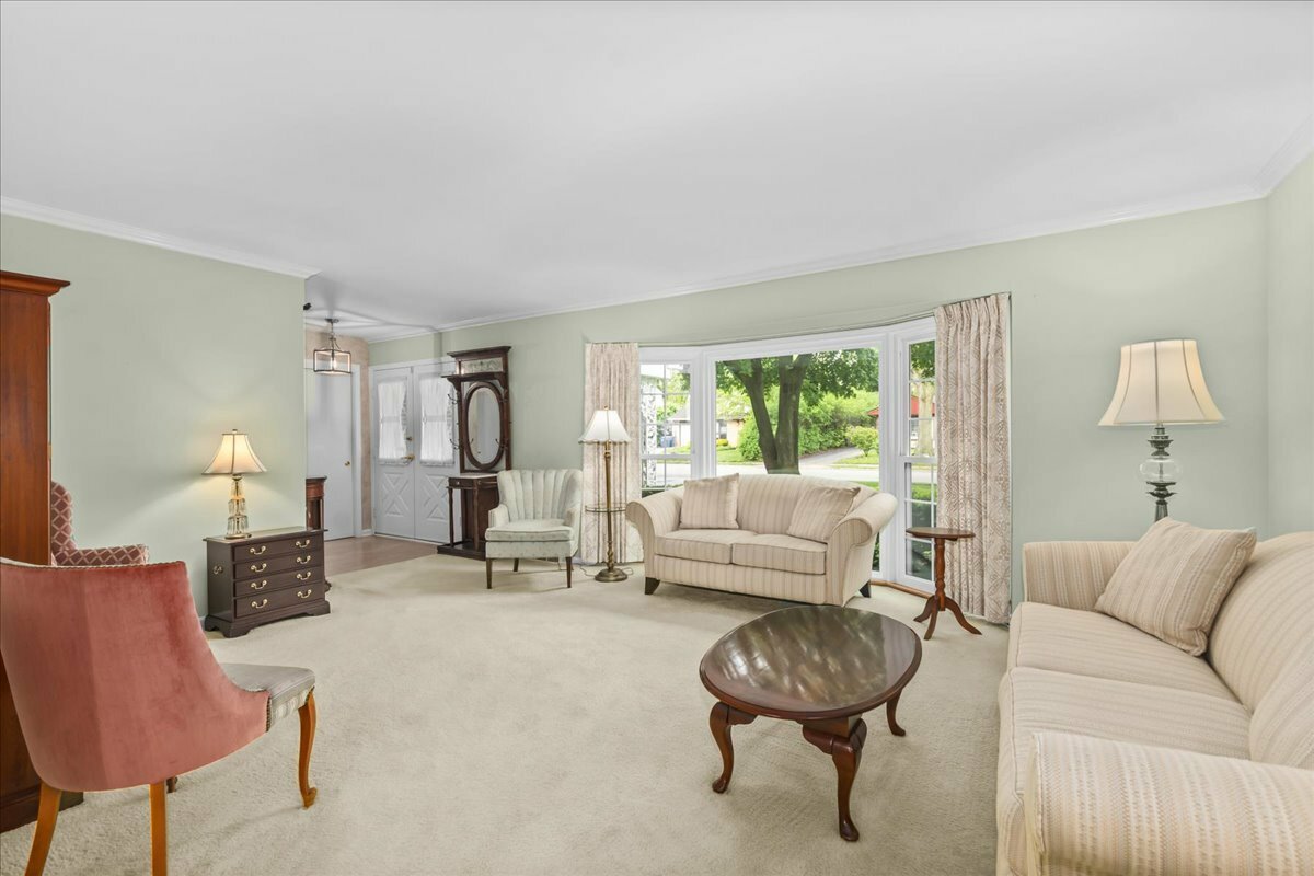 Property Photo: 1025 Oxford Road IL 60015