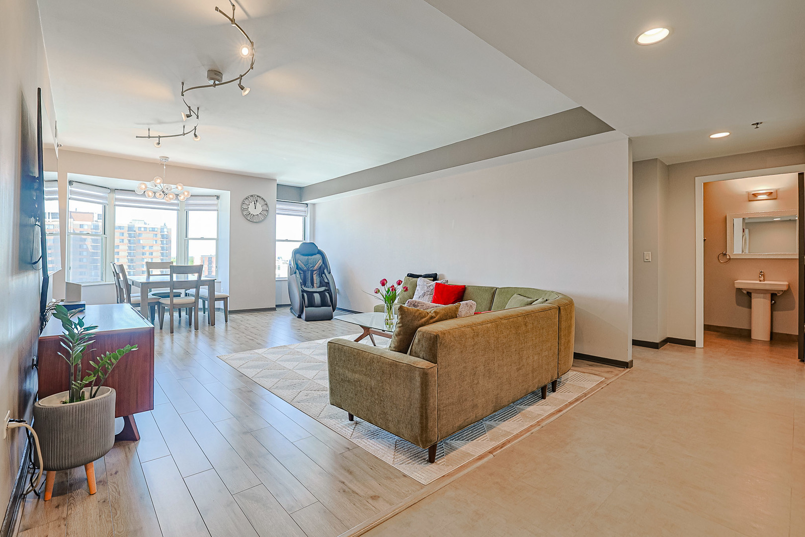 Property Photo: 77 S Evergreen Avenue 1004 IL 60005