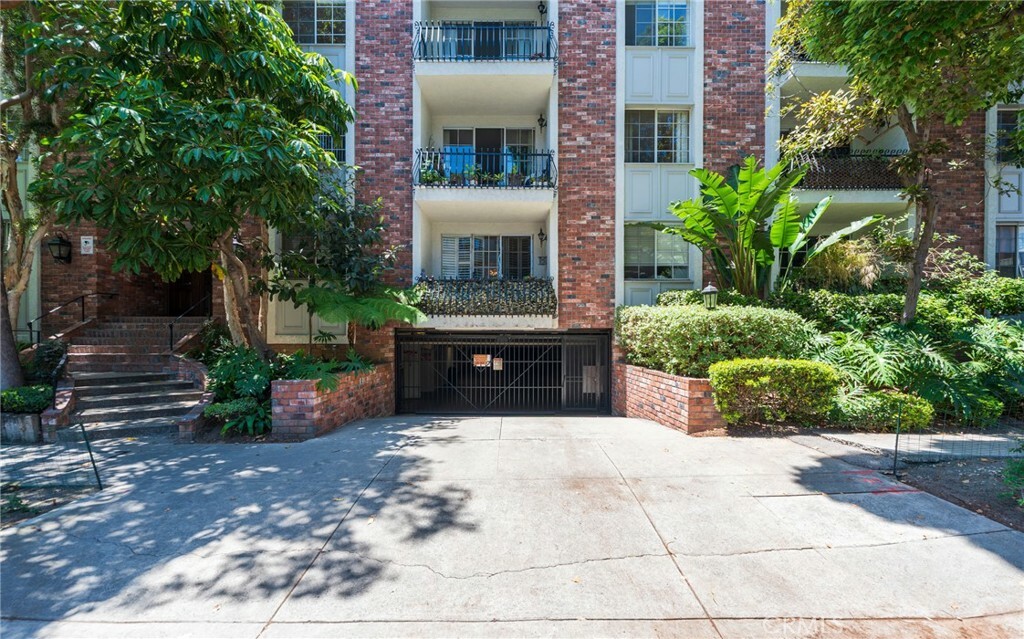 Property Photo: 1375 Kelton Avenue 104 CA 90024