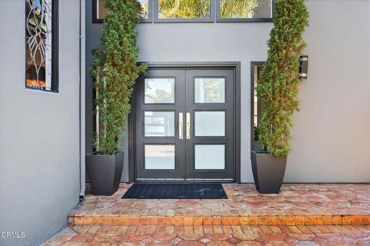 Property Photo:  952 Peninsula Street  CA 93001 