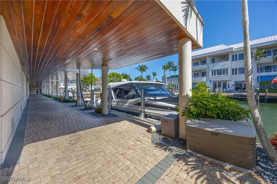 Property Photo: 1001 10th Avenue S 207 FL 34102
