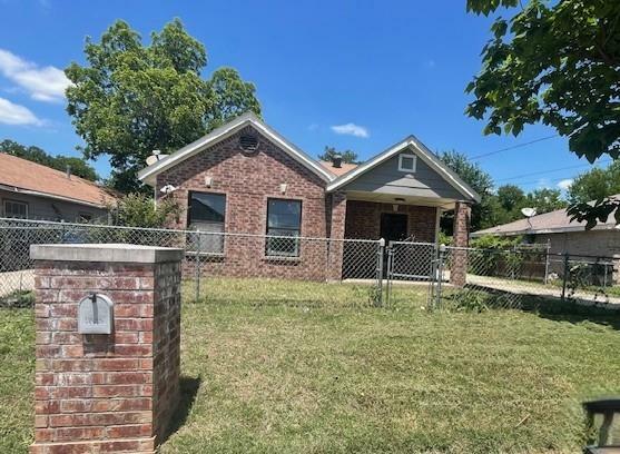 Property Photo: 4825 Fitzhugh Avenue TX 76105