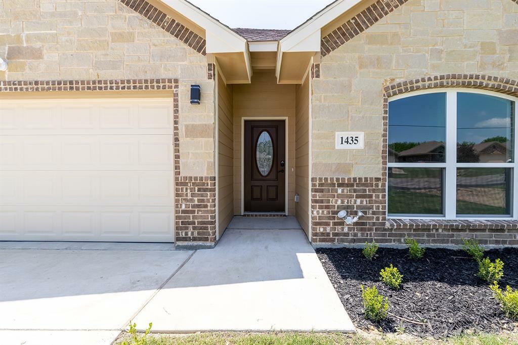 Property Photo: 1435 Vine St TX 76086
