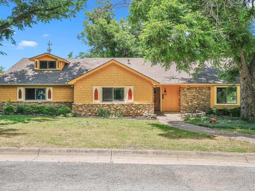 Property Photo:  5217 Blue Valley Court  TX 76112