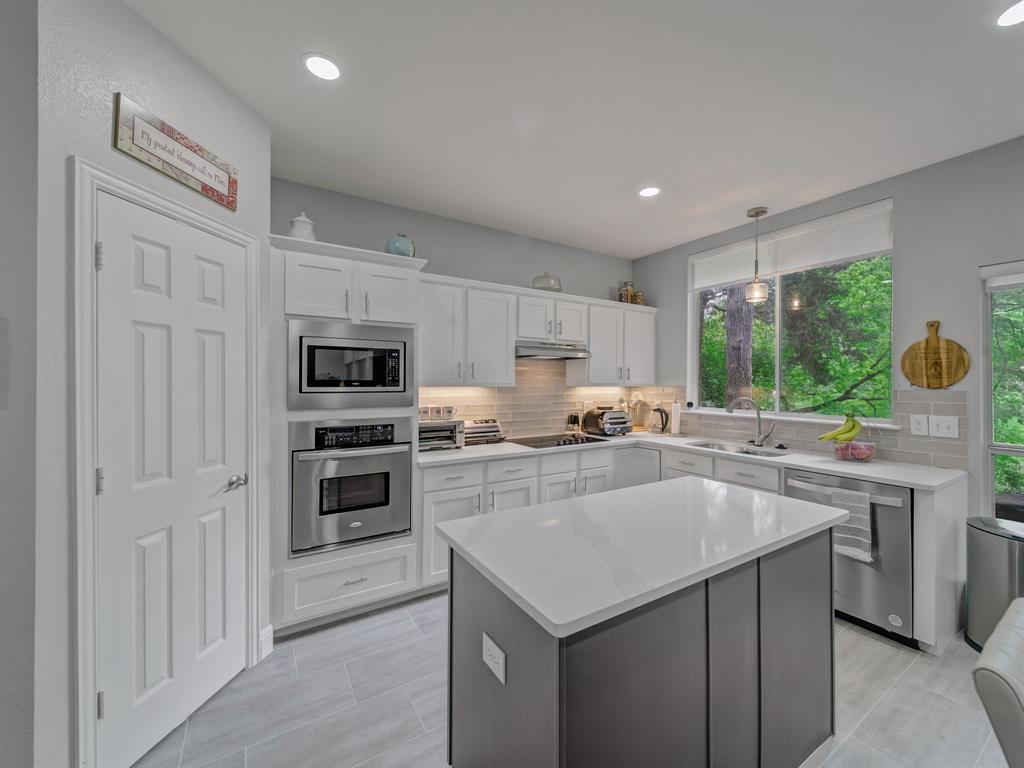 Property Photo: 525 Sir Roland Drive TX 75052
