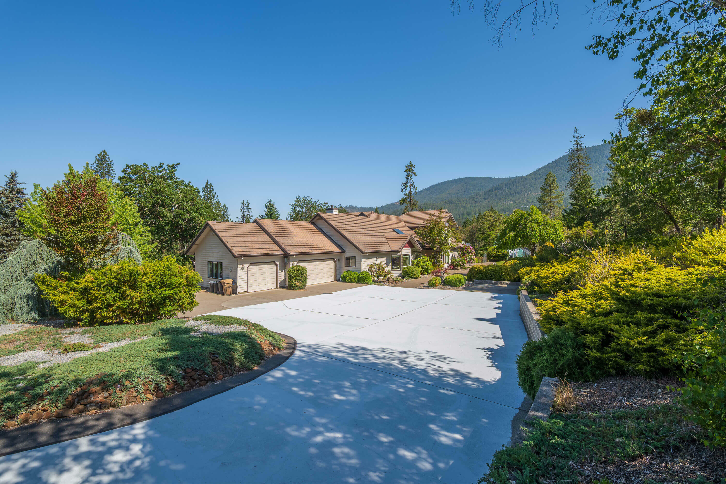 Property Photo: 701 Serenity Lane OR 97526