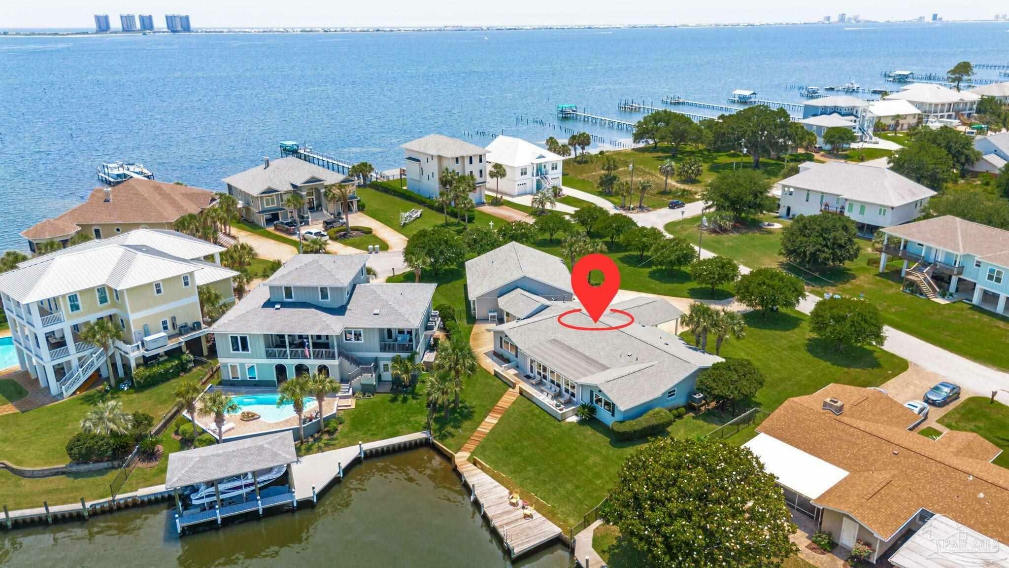 Property Photo: 1050 Edgewater Ln FL 32563