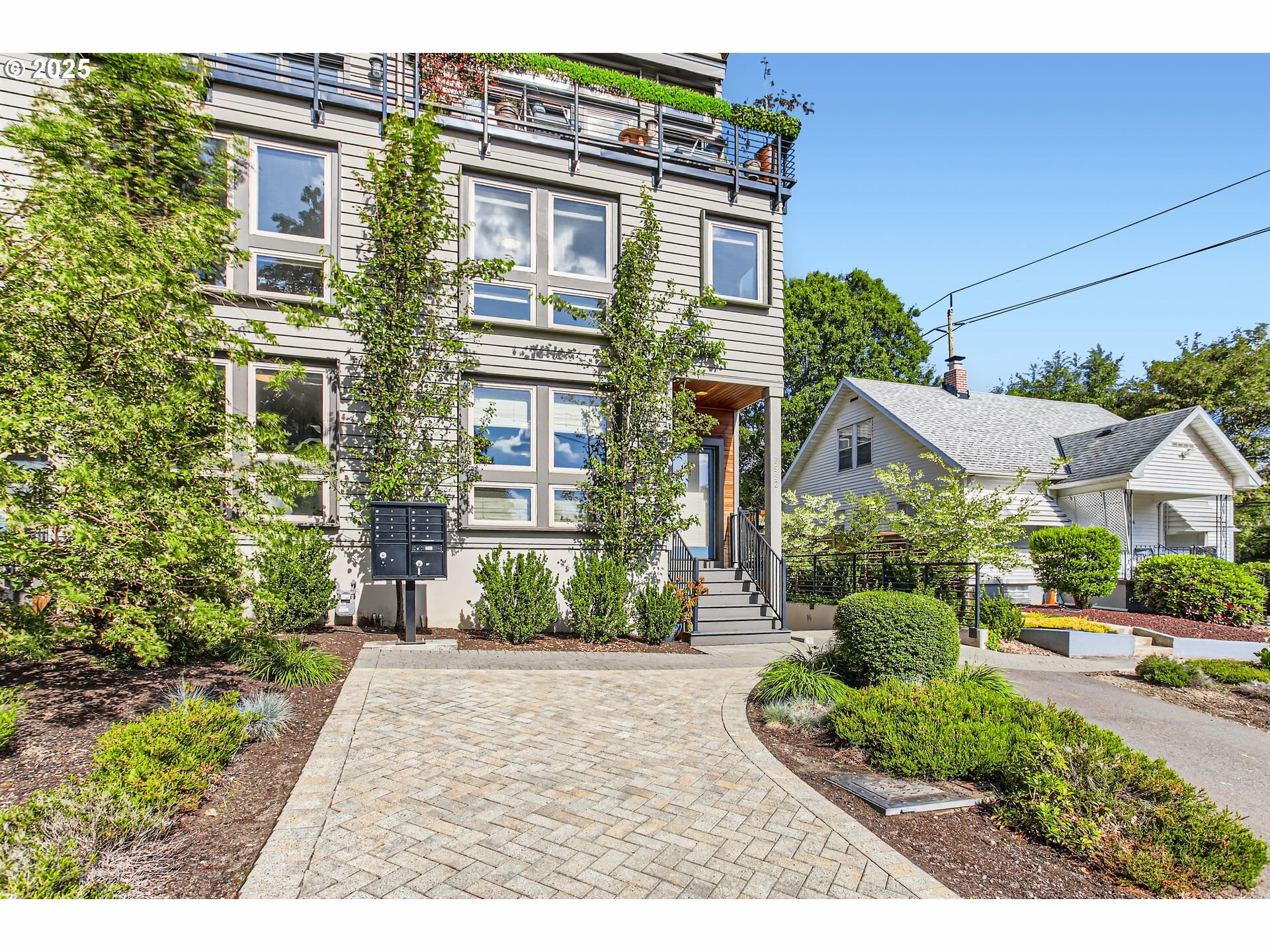 Property Photo: 7952 SE 6th Ave 3 OR 97202