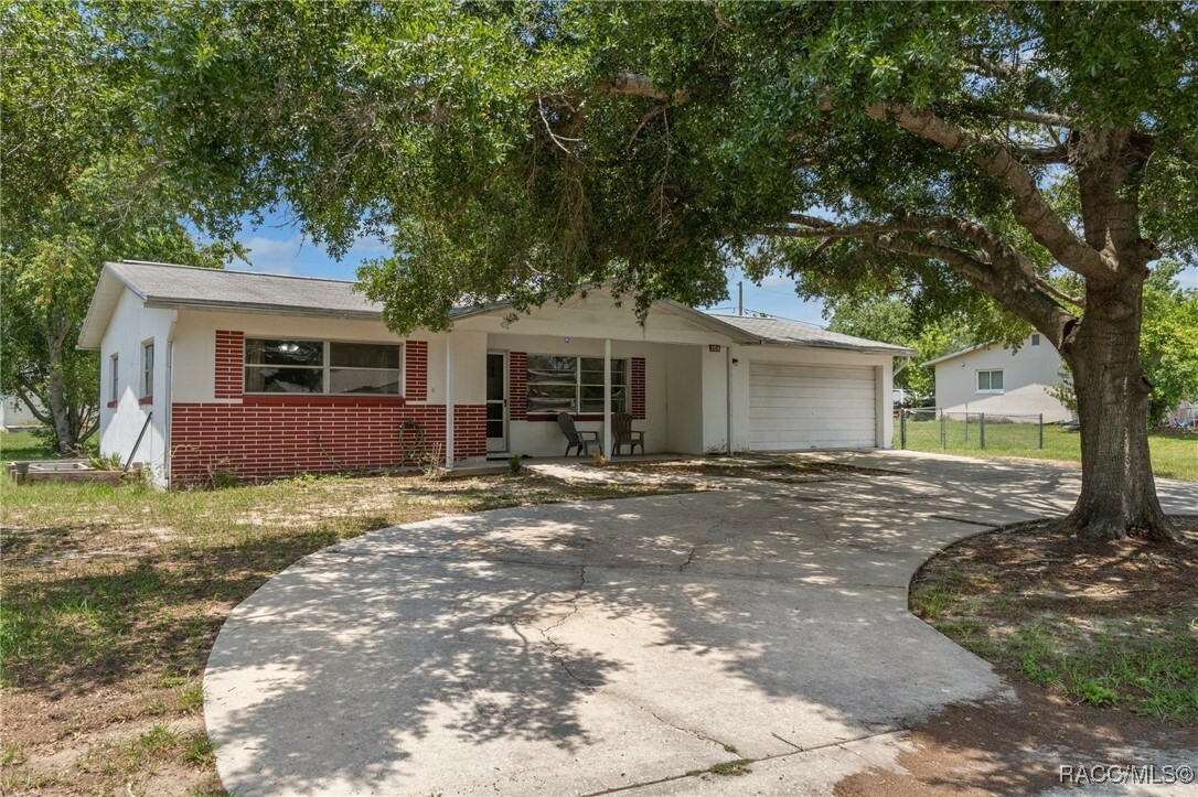 Property Photo: 208 S Adams Street FL 34465