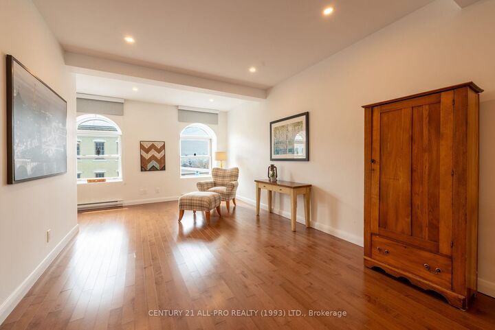 Photo de la propriété: 40 King Street W ON K9A 2M1