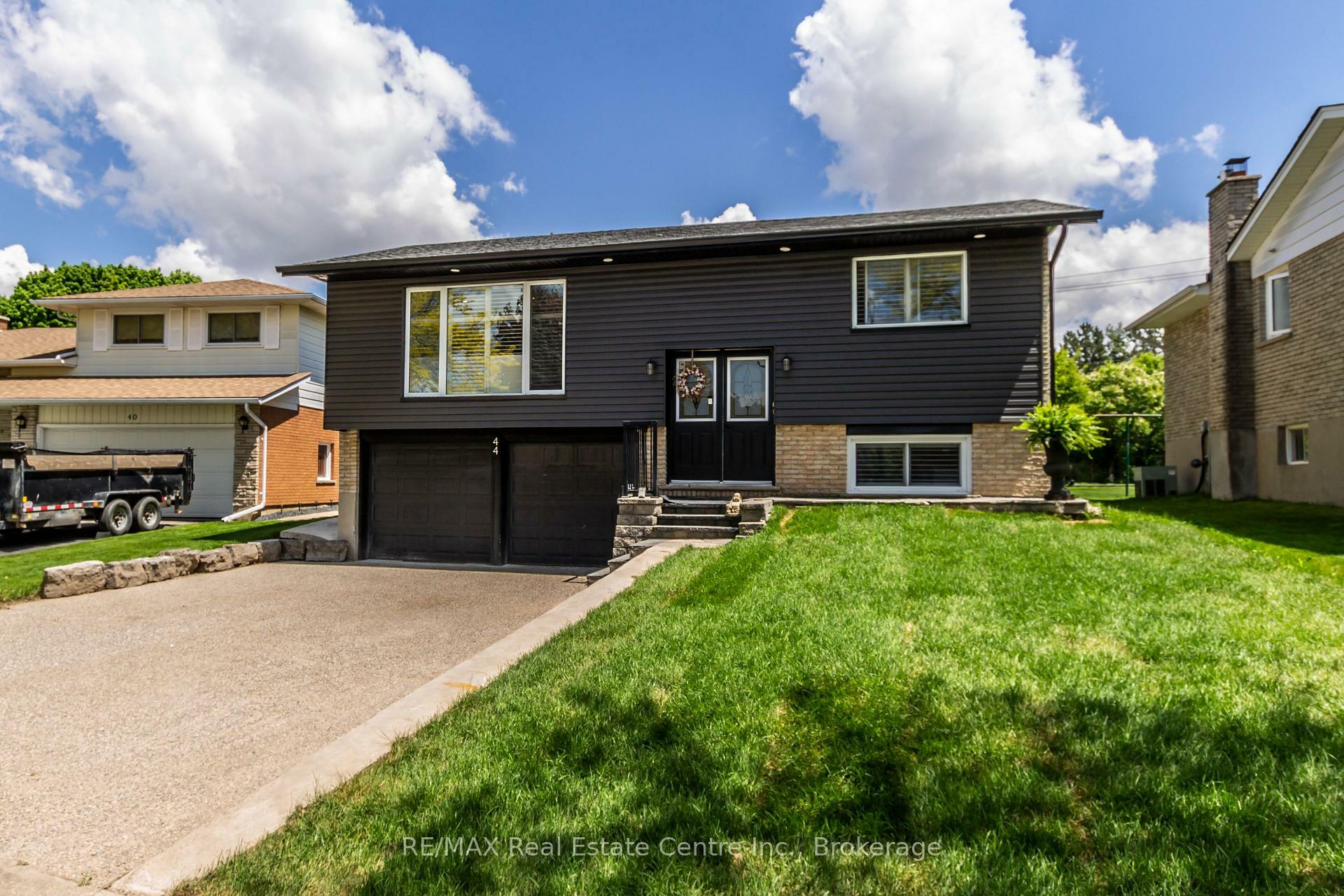 Property Photo: 44 Oakhurst Crescent N ON N2B 3K3