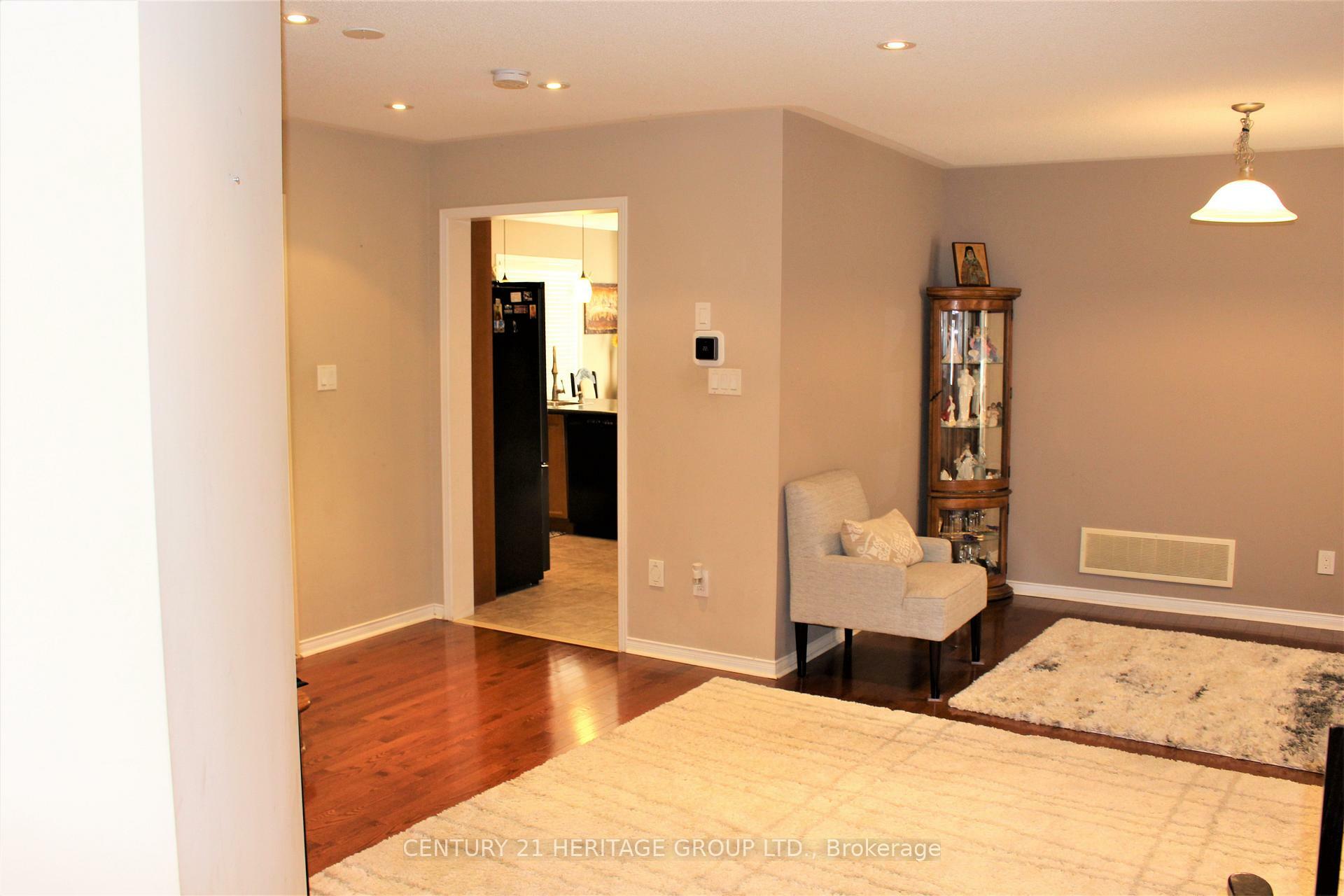 Property Photo: 185 River Ridge Boulevard ON L4G 7T7