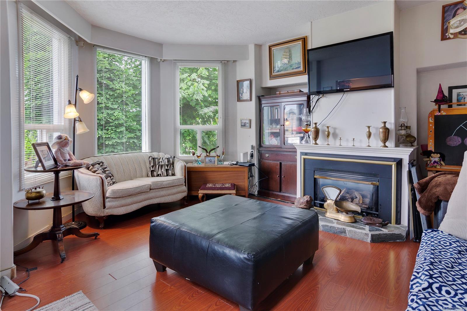 Property Photo: 762 Albert St BC V9R 2W5