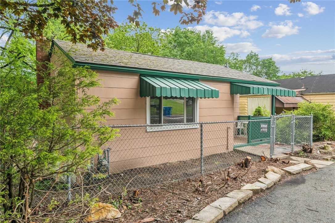 Property Photo: 134 Hamilton Dr PA 15235