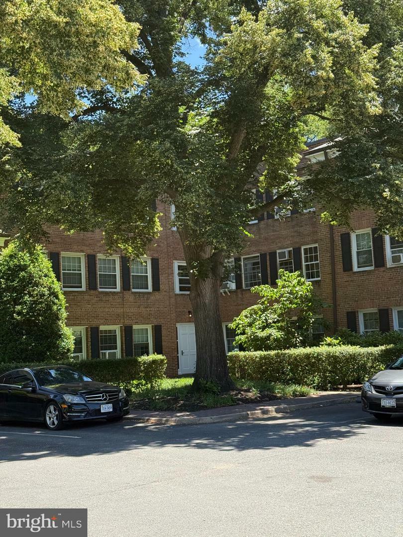 Property Photo: 5104 Columbia Pike 6 VA 22204