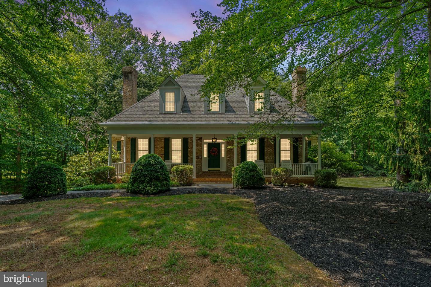 Property Photo: 6008 Finchingfield Road VA 20187