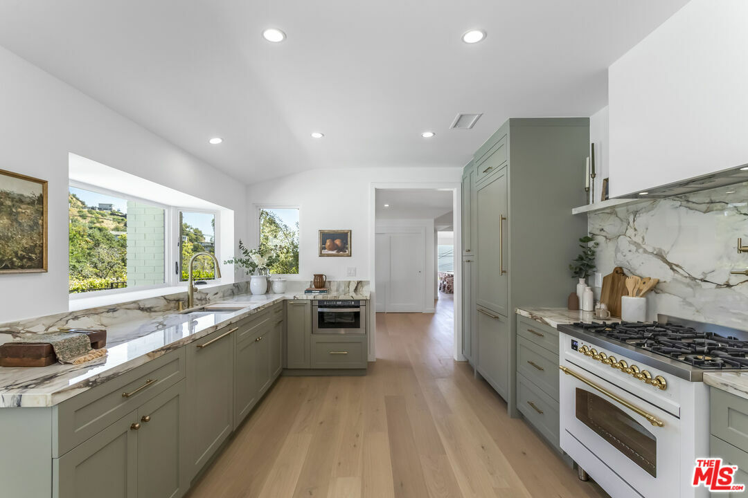 Property Photo: 8819 Evanview Dr CA 90069