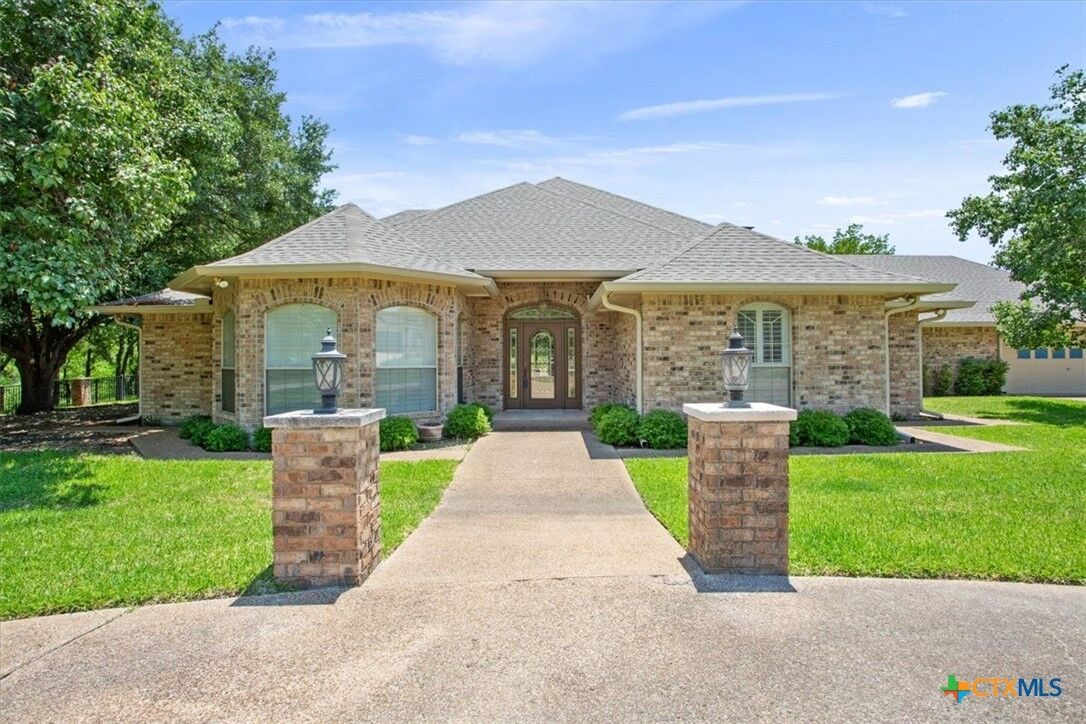 Property Photo:  1204 Fairway Circle  TX 76571 