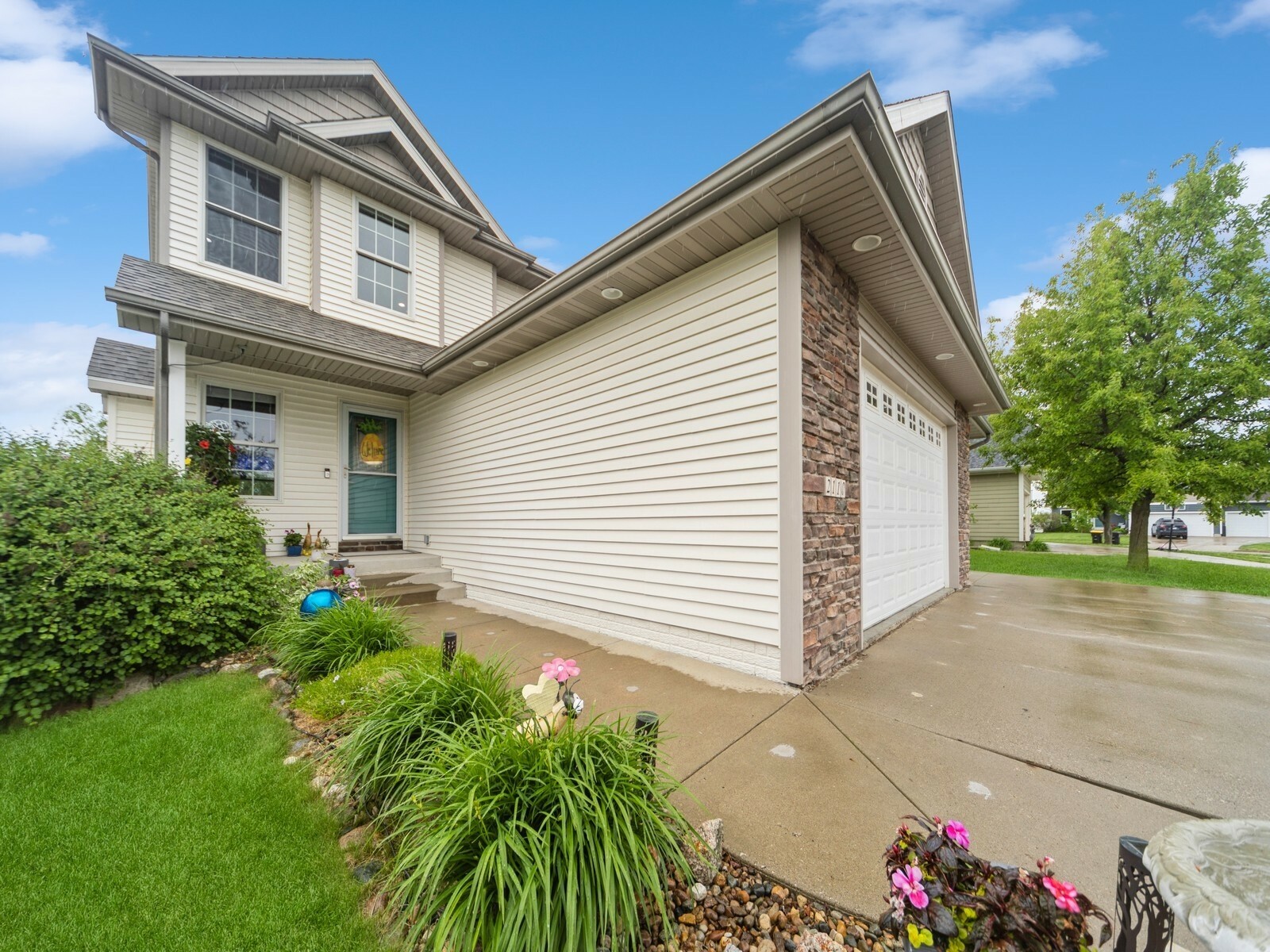 Property Photo: 2110 SE Leeann Drive IA 50263