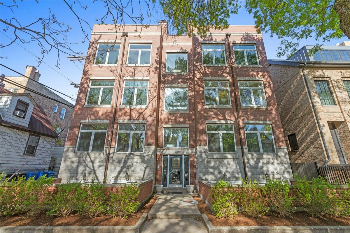Property Photo: 3616 N Janssen Avenue 2N IL 60613