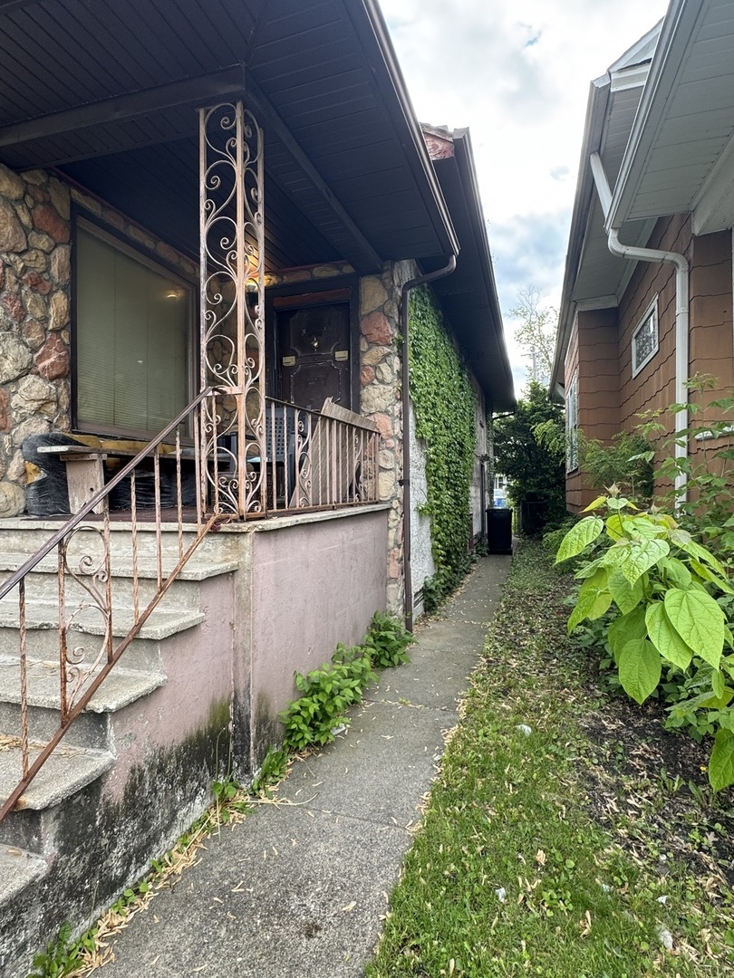 Property Photo: 1224 N Parkside Avenue IL 60651