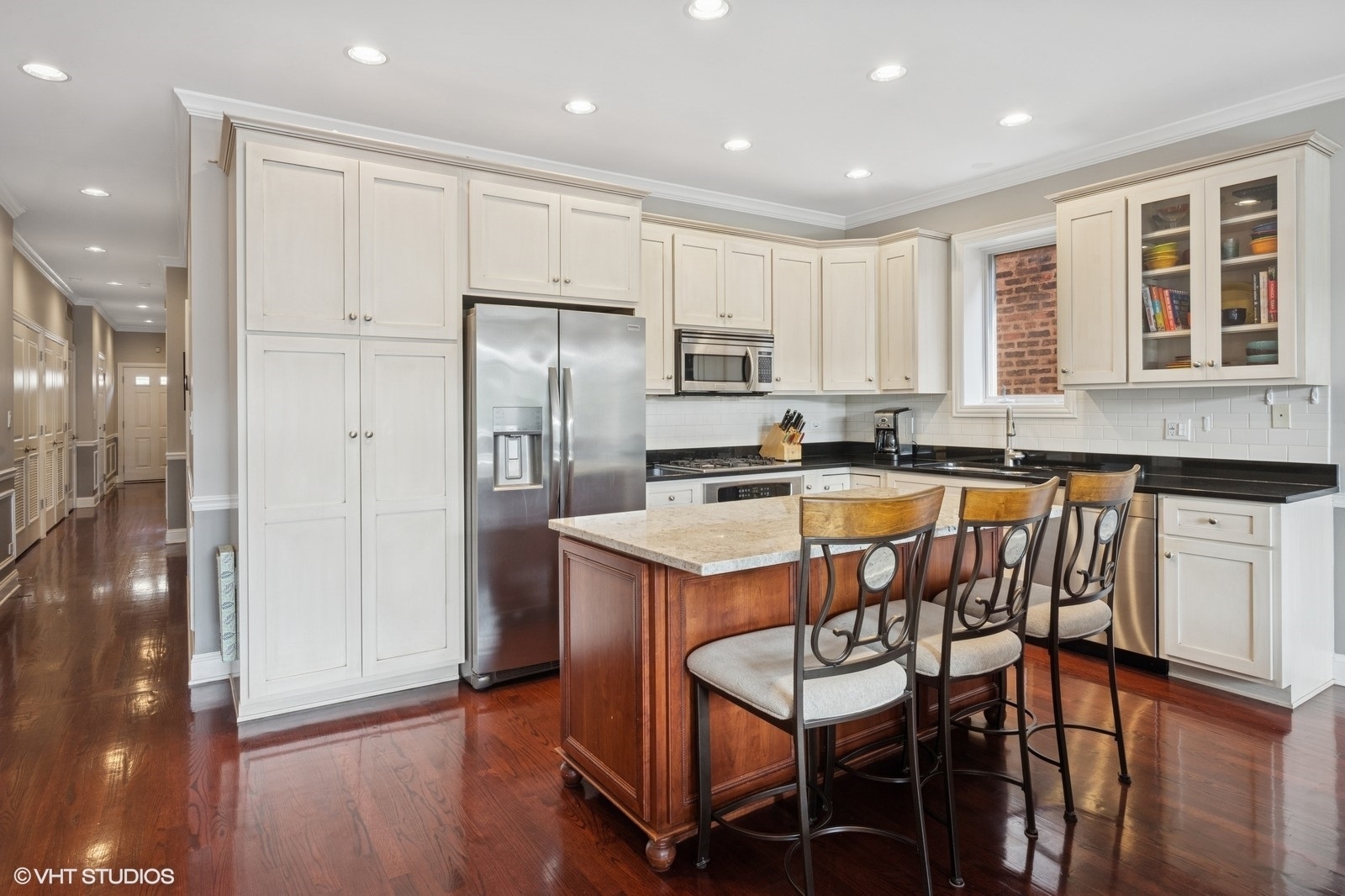 Property Photo: 5051 N Clark Street 2S IL 60640