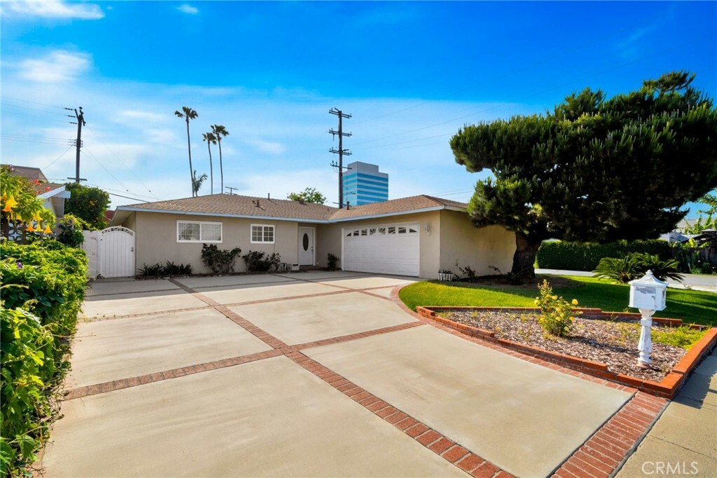 Property Photo: 17121 Granada Lane CA 92647