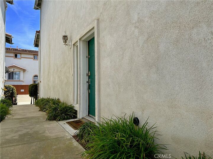 Property Photo: 700 Meyer Lane 4 CA 90278