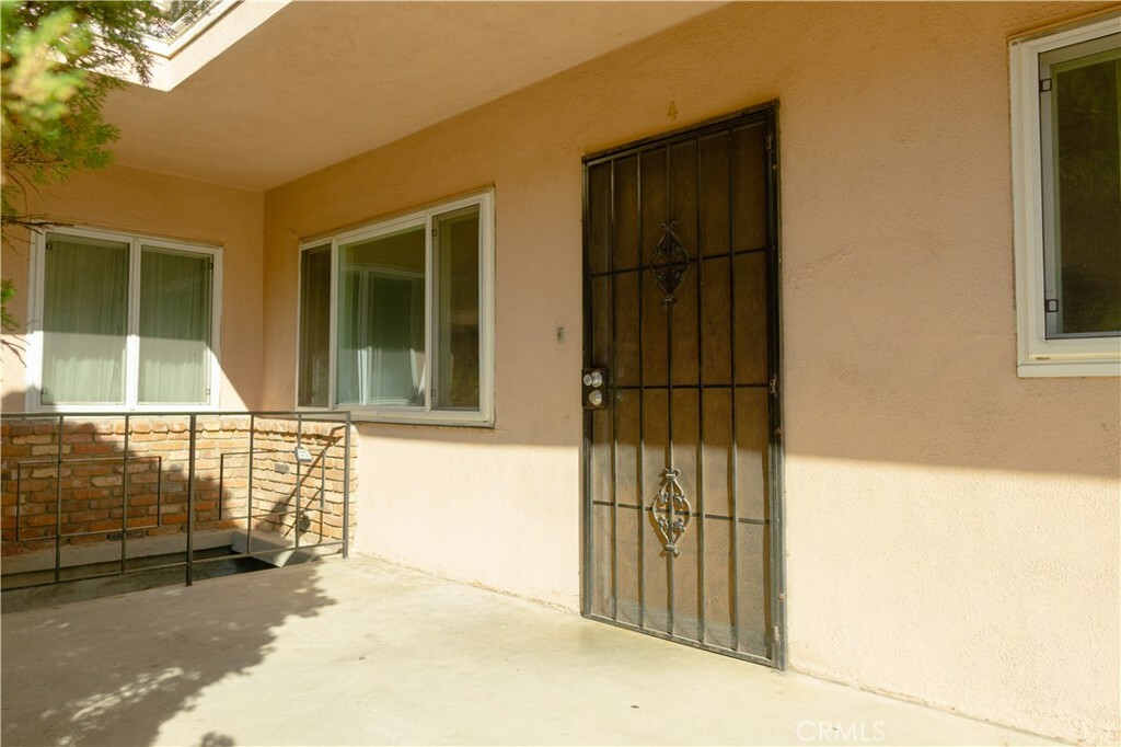 Property Photo: 919 E La Palma Drive 4 CA 90301