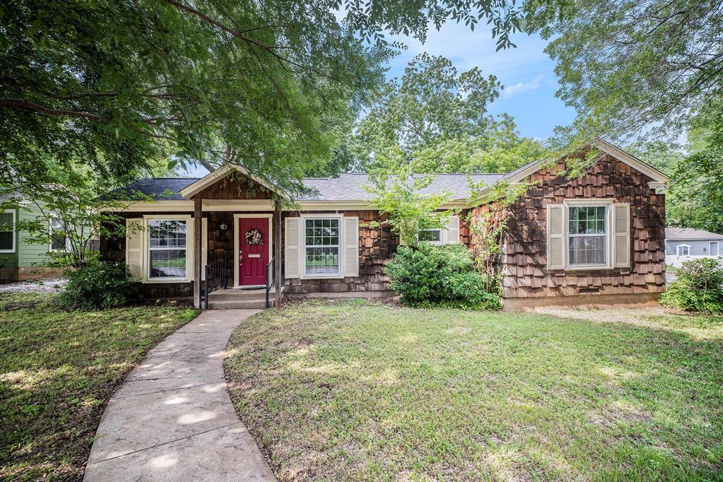 Property Photo: 702 W Simmons Street TX 76086
