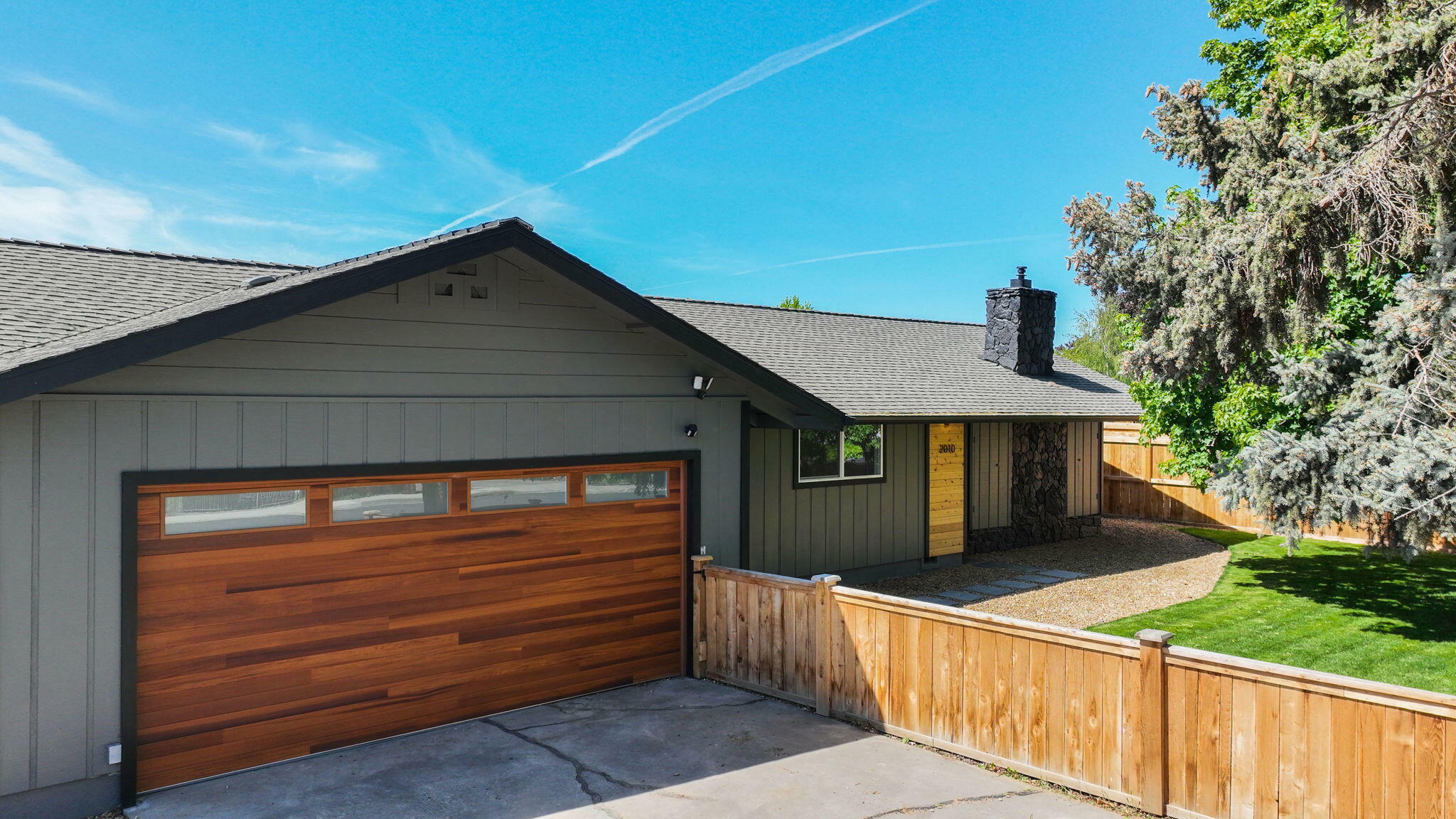 Property Photo: 2010 SW Reindeer Avenue OR 97756