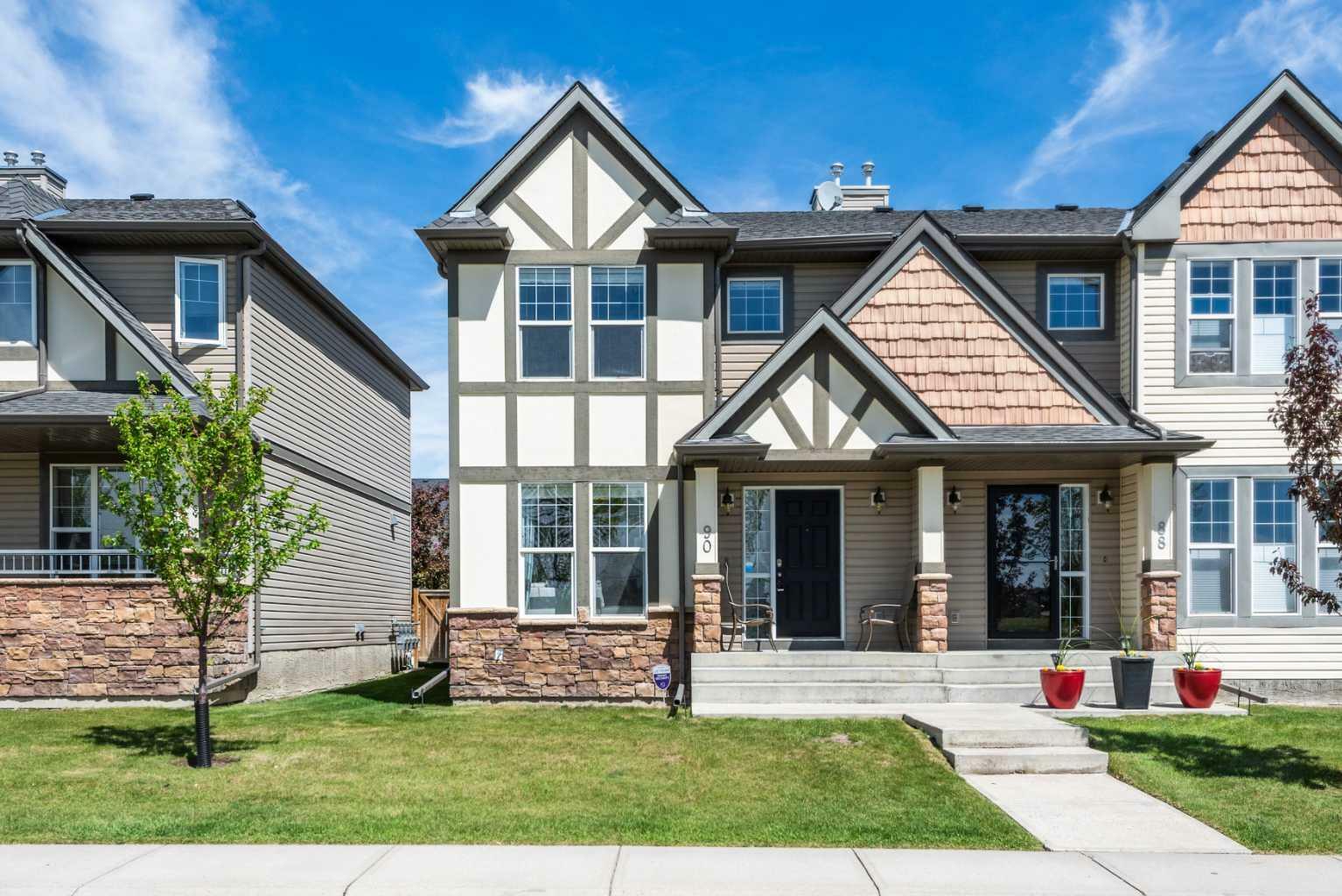 Property Photo: 90 Everridge Common SW AB T2Y 5H1