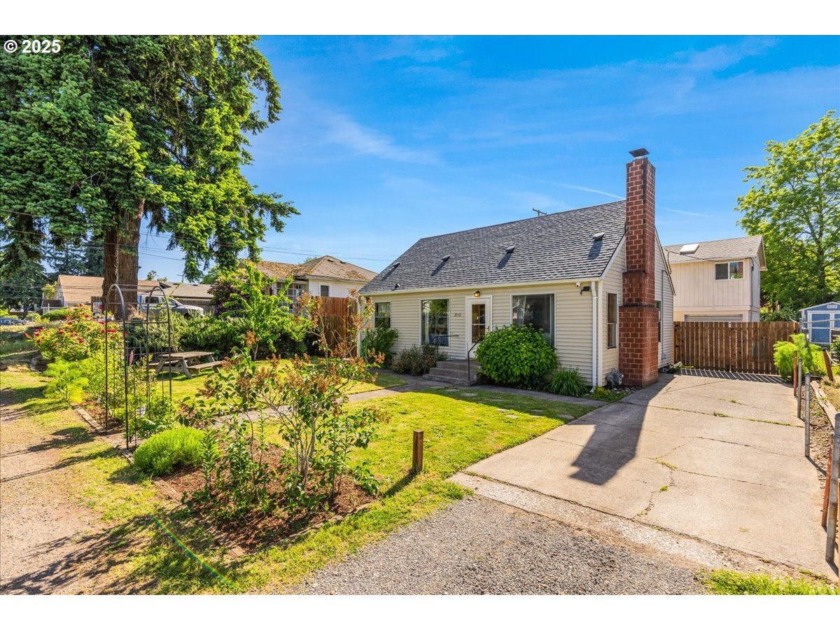 Property Photo:  3310 N St  WA 98663 