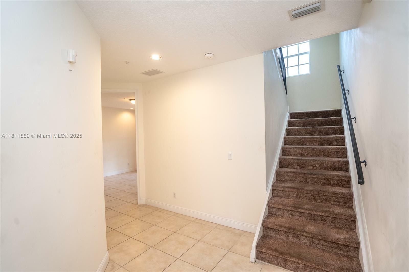 Property Photo: 2685 NE 9th Ave 4 FL 33334