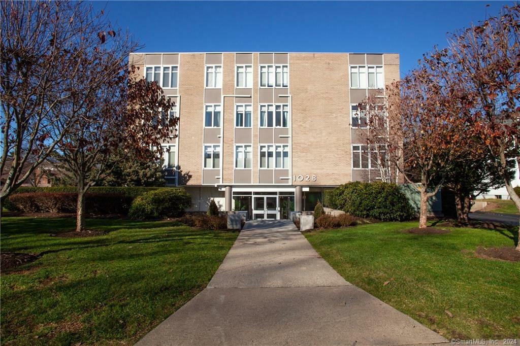 Property Photo:  1028 Farmington Avenue Apt 1G  CT 06107 