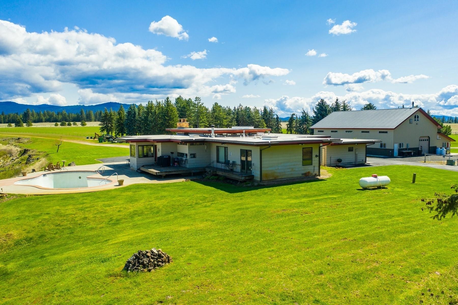 Property Photo: 25512 N Orchard Bluff Rd WA 99003