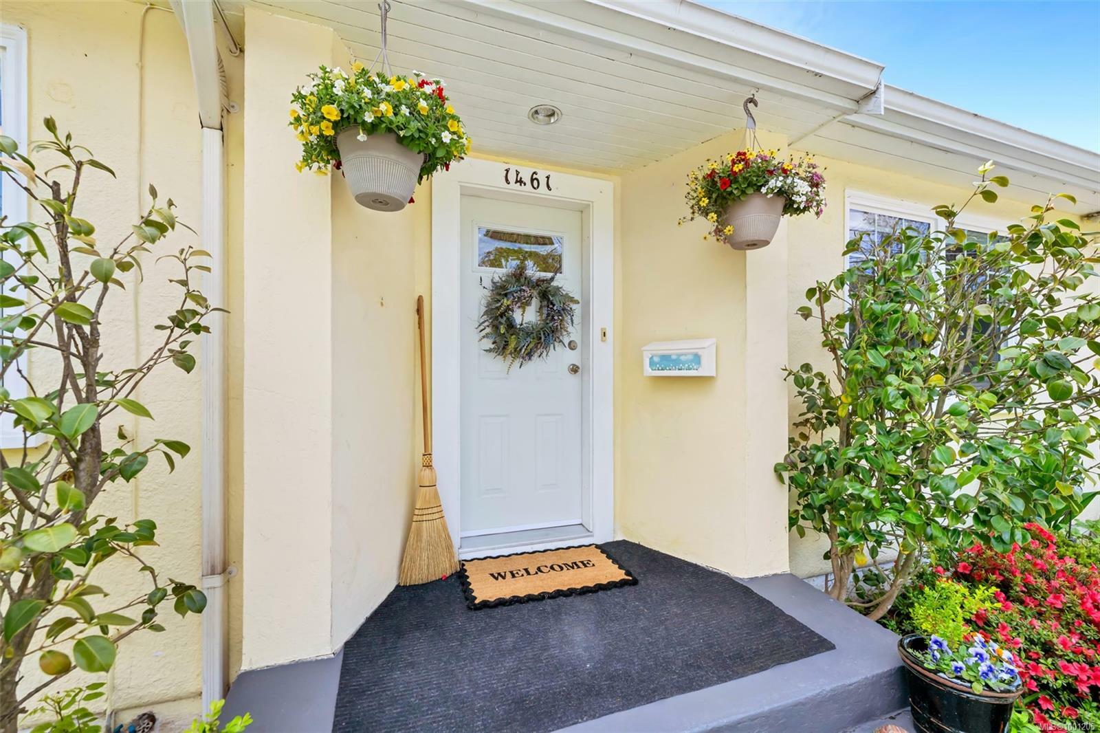 Property Photo: 1461 Hillside Ave BC V8T 2B9