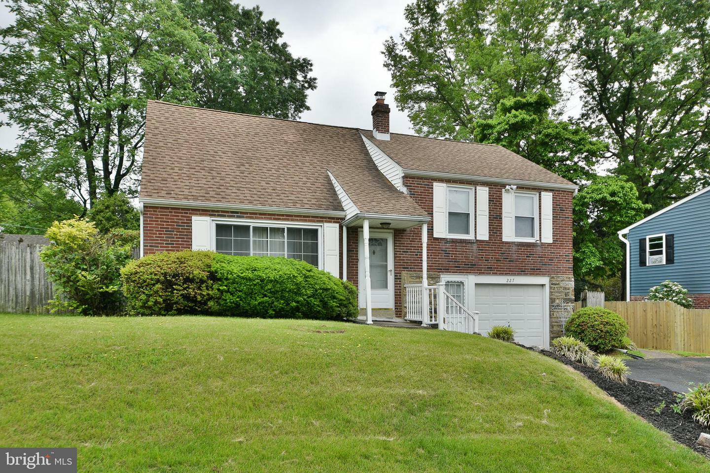 Property Photo:  227 Rolling Hill Road  PA 19027 