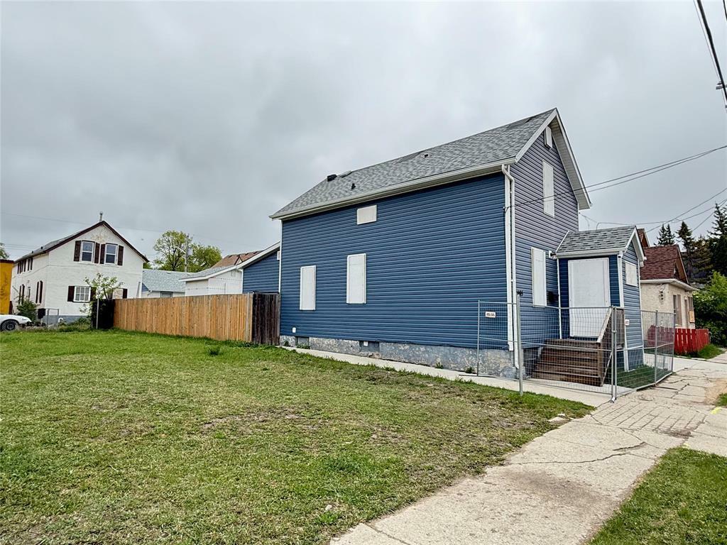 Property Photo: 465 Magnus Avenue MB R2W 2C2