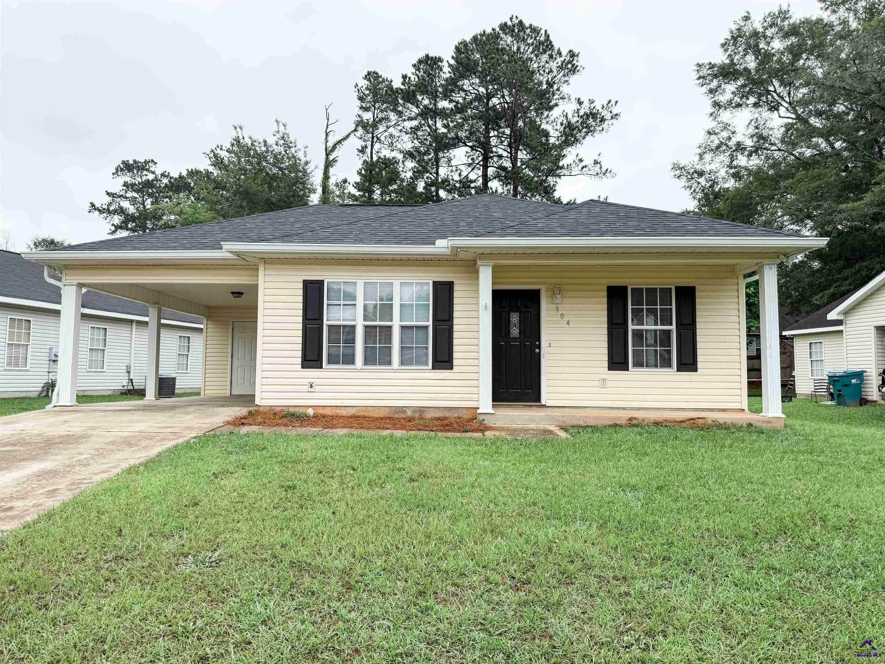 Property Photo: 304 Spring Creek Dr 31069