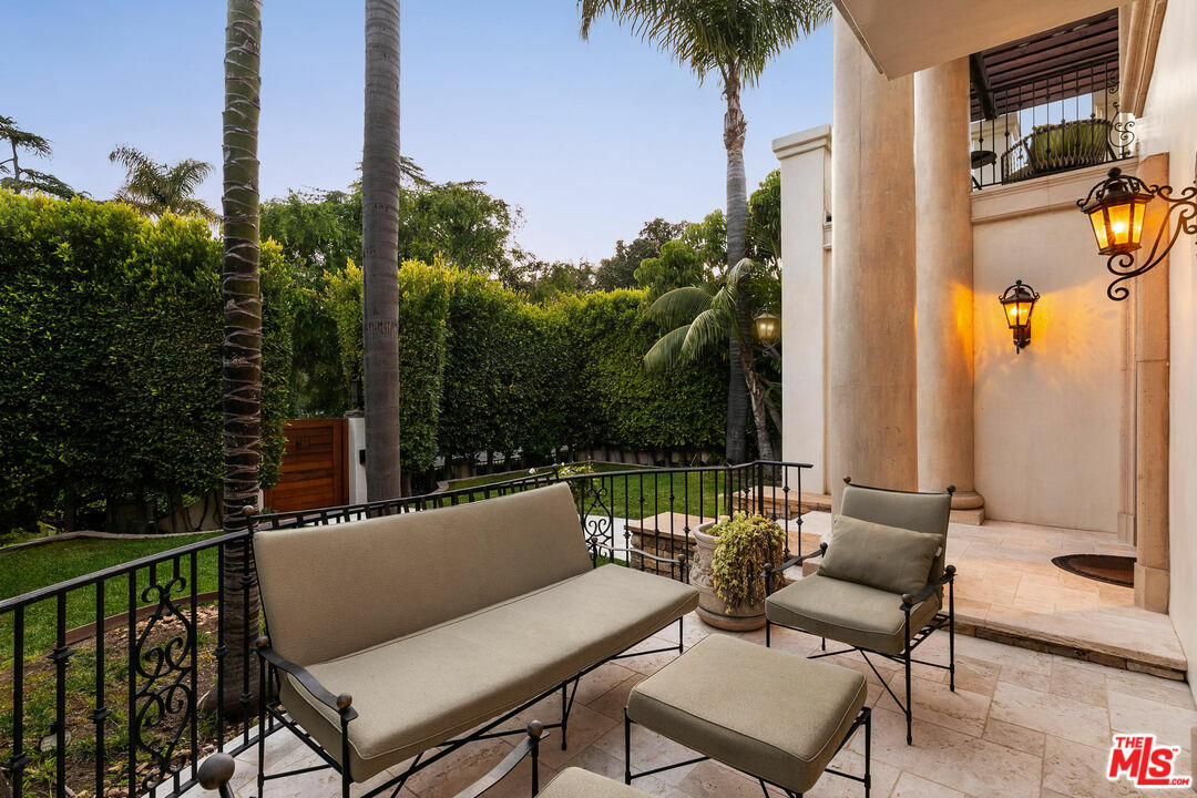 Property Photo: 327 22nd St CA 90402