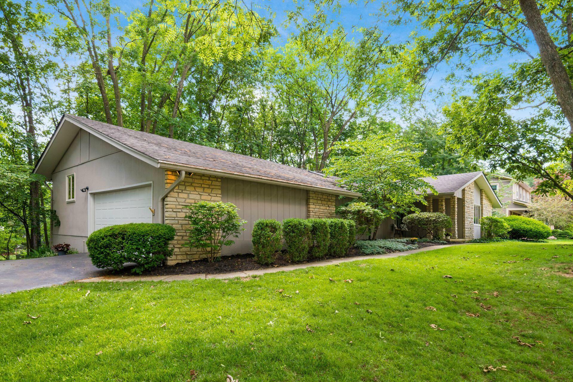 Property Photo: 1425 Park Ridge Drive OH 43235