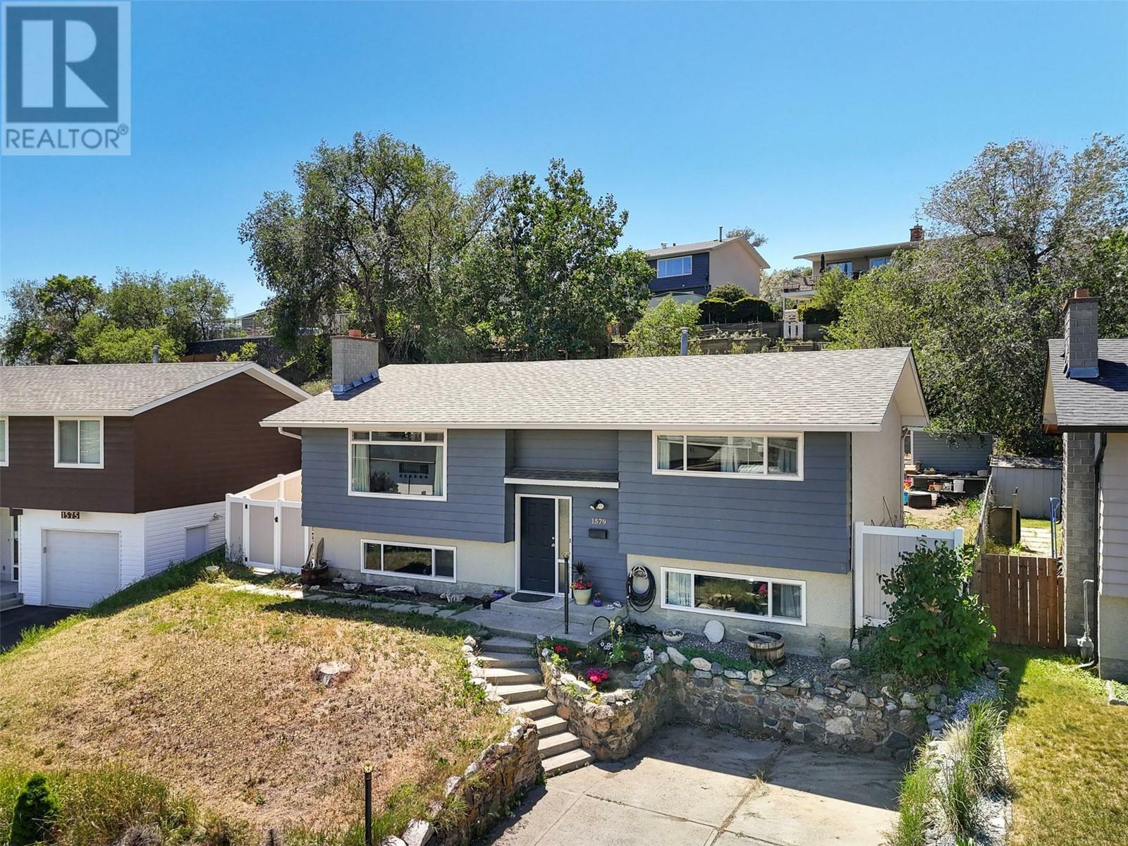 Property Photo: 1579 Southview Terrace BC V2B 7R3