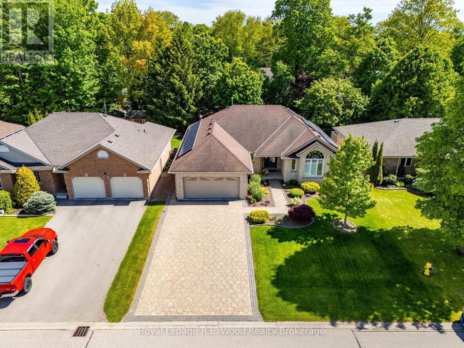 Property Photo: 36 Woodland Crescent ON N4G 5R5