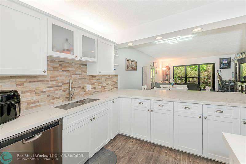Property Photo: 435 Lakeview Dr 203 FL 33326