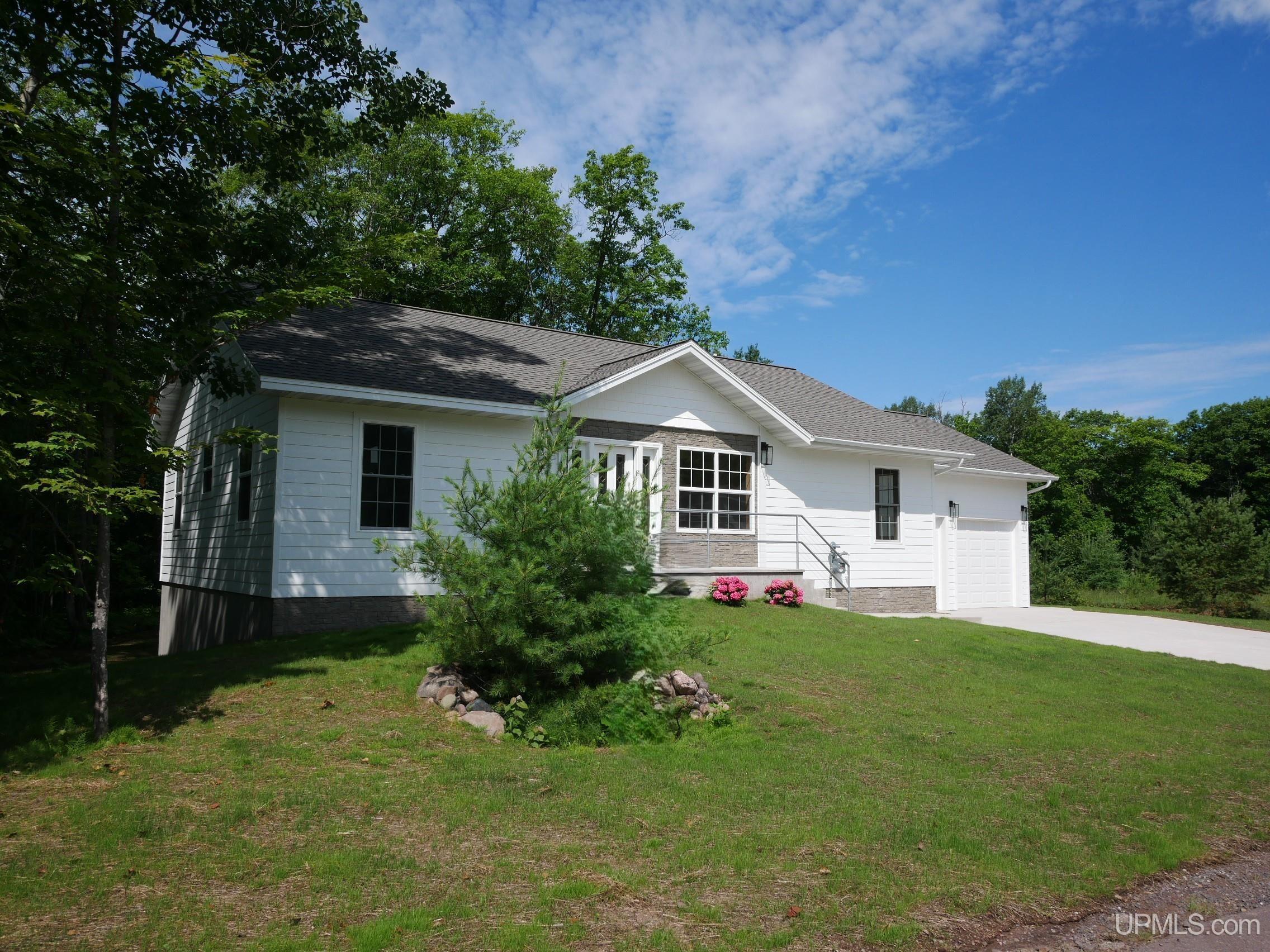 1922 Sherwood Drive  Houghton MI 49931 photo