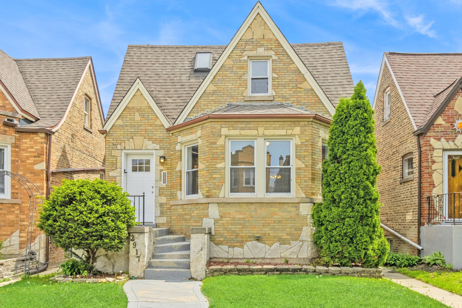 Property Photo: 2917 N Mango Avenue IL 60634