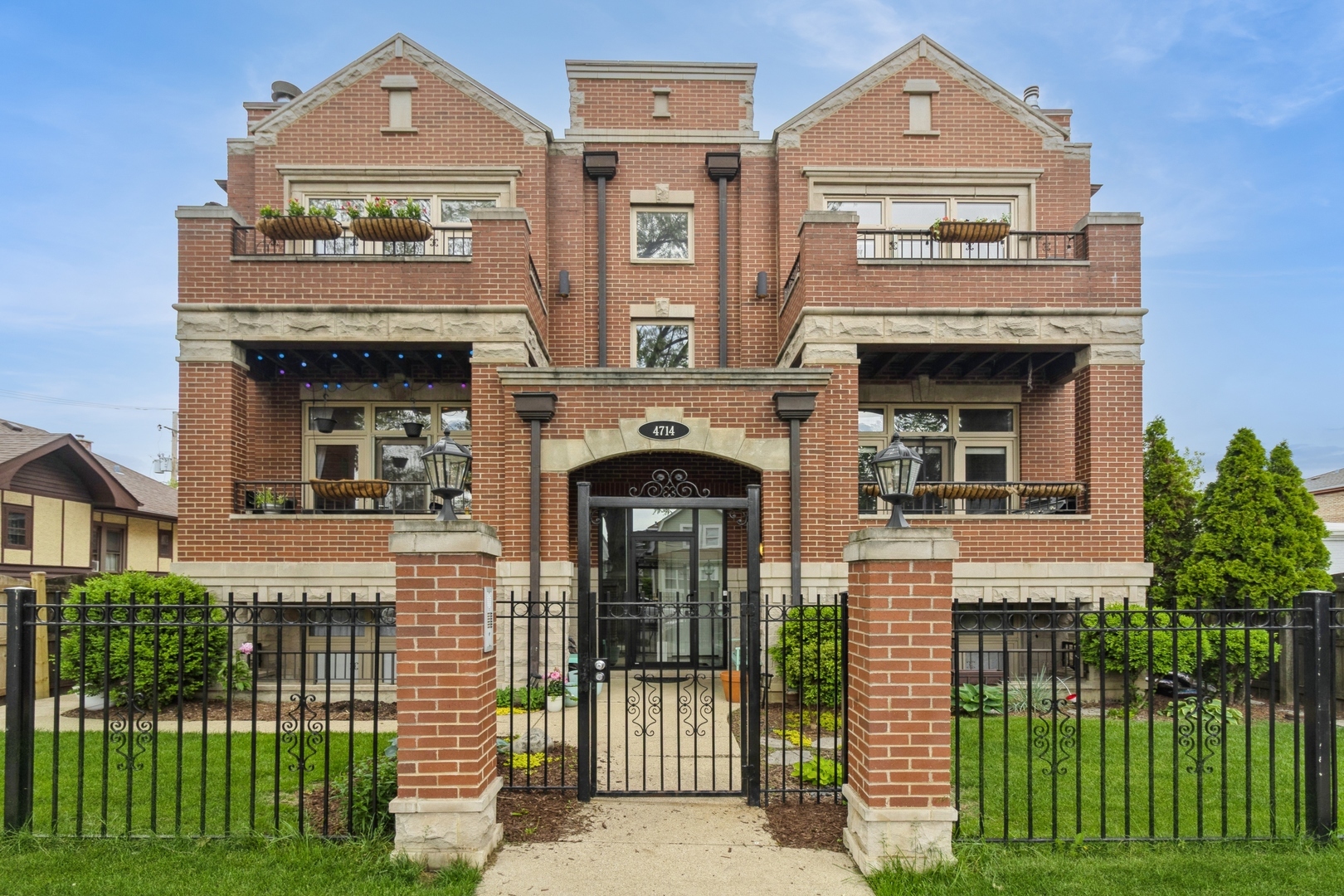Property Photo: 4714 W Berteau Avenue 1N IL 60641
