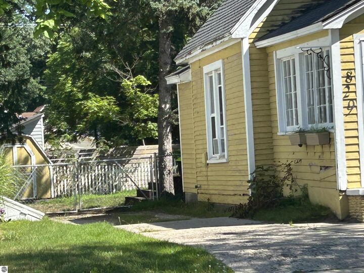 Property Photo:  829 E Eighth  MI 49686 