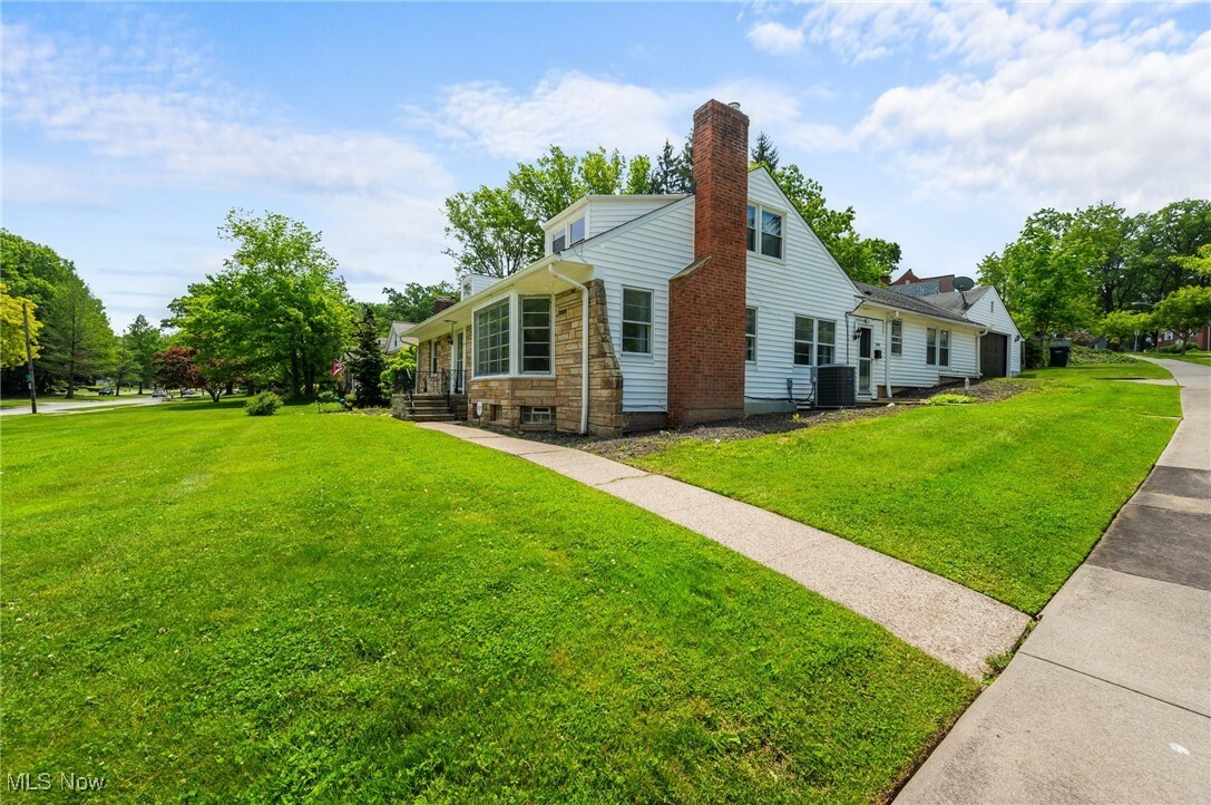 Property Photo:  1572 S Belvoir Boulevard  OH 44121 